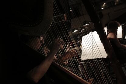 Una arpista interpreta una parte de I Puritani bajo la dirección musical del maestro Evelino Pidó. Los músicos del Teatro Real además de tocar en las funciones pueden ensayar en el mismo edificio y también se graban discos en la sala de orquesta.
