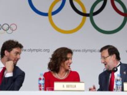 El presidente del Gobierno, Mariano Rajoy (d); la alcaldesa de Madrid, Ana Botella, y el jugador de baloncesto, Pau Gasol, durante la rueda de prensa ofrecida tras la presentaci&oacute;n de la candidatura de Madrid 2020 en la 125 sesi&oacute;n del Comit&eacute; Ol&iacute;mpico Internacional (COI),