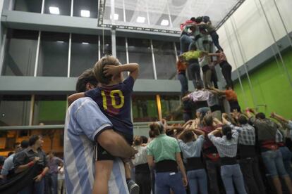 Castellers de Sants, ensayan en las instalaciones de la Escuela Jaume I de Barcelona donde la AMPA ha organizado diversas actividades para este fin de semana.
