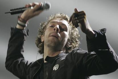 Chris Martin y su grupo Coldplay han sido galardonados en las categorías de mejor álbum británico y mejor single (por <i>Speed of sound</i>). En la foto, Chris Martin, vocalista y líder del grupo, durante su actuación en la gala de este miércoles.