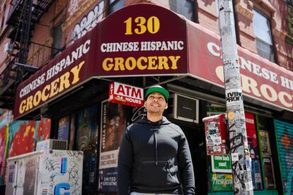 Coss Marte afuera de la bodega donde vendía marihuana cuando era adolescente, el 31 de mayo de 2024, en Nueva York.