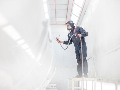 Investigadores de Ingeniería de Materiales e Ingeniería Química de la Universidad de Concepción trabajaron en una pintura, a partir de los desechos generados por la industria maderera.