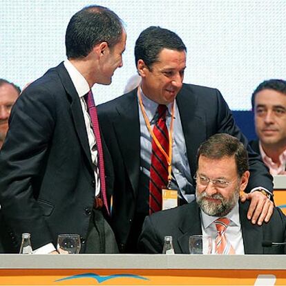 Eduardo Zaplana saluda a Francisco Camps y a Mariano Rajoy durante la jornada de clausura del Congreso del PPCV.