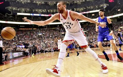 Marc Gasol, con Vucevic tras él, en el Toronto-Orlando.