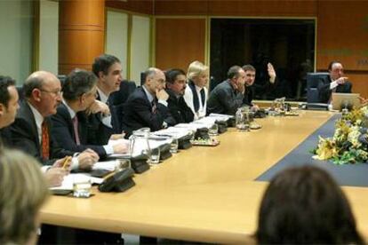 Arnaldo Otegi levanta la mano para expresar la abstención de su grupo durante la reunión de la Comisión de Instituciones e Interior del Parlamento vasco.