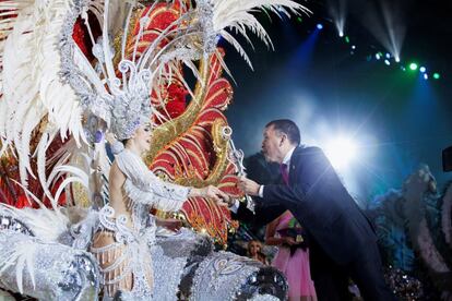 Carmen Laura Lourido vistiendo la fantasía "Renacida", ha sido elegida Reina del Carnaval de Santa Cruz de Tenerife.