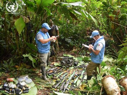 Un grupo de funcionarios de la ONU hace inventariado del armamento de las FARC escondido en zulos por Colombia.
