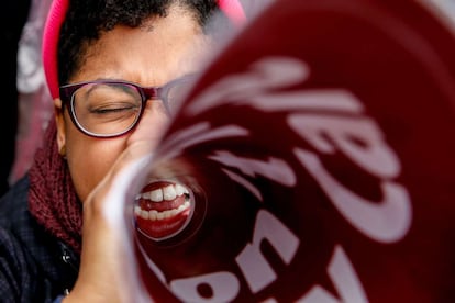 Fuertes, luchadoras, trabajadoras... Conmemoramos el Día Internacional de la Mujer con una selección de imágenes que protagonizan las mujeres alrededor del mundo. En la imagen, Latoya Watson durante una protesta frente a la Corte Suprema de Washington (EE UU), el 4 de marzo.