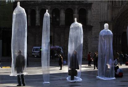 Instalaci&oacute;n en la Plaza de la Virgen en el d&iacute;a contra el sida 2011. 