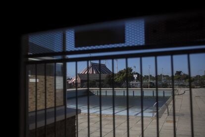 Esta piscina pública de Ciudad del Cabo lleva meses cerrada. No se puede llenar por las restricciones.