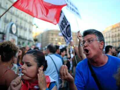 La marcha laica coincidió en la Puerta del Sol con jóvenes de la JMJ