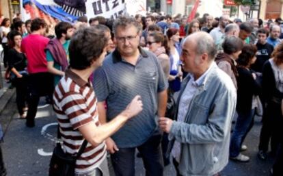 Martin Garitano (derecha) junto a Juan Carlos Alduntzin (centro), en la manifestación de San Sebastián