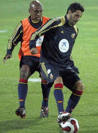 Senna y Güiza (con el balón), en el entrenamiento de ayer.