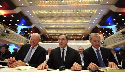 Draghi, centro, junto al presidente de Commerzbank, Martin Blessing (izquierda), y el copresidente de Deutsche Bank, Jürgen Fitschen.