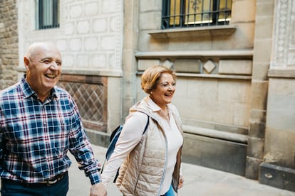 A couple walks through the streets of Barcelona