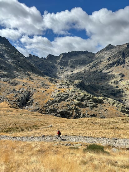 Un excursionista por el Circo de Gredos.