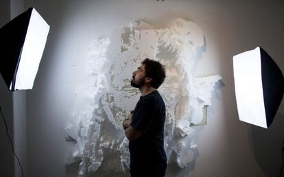 El artista Vhils, en su taller de Lisboa.