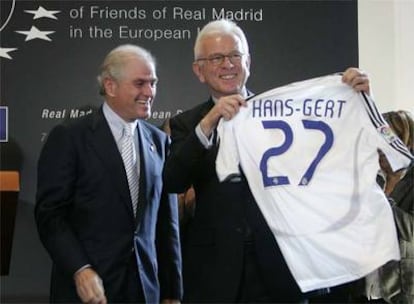 Ramón Calderón entrega una camiseta del Real Madrid al presidente del Parlamento Europeo, Hans-Gert Poettering