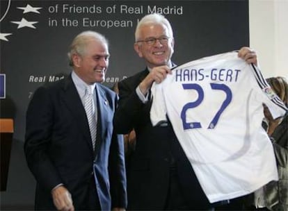 Ramón Calderón entrega una camiseta del Real Madrid al presidente del Parlamento Europeo,  Hans-Gert Poettering