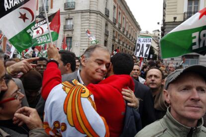 González Pons abraza a un manifestante durante la concentración de apoyo al pueblo saharahui.