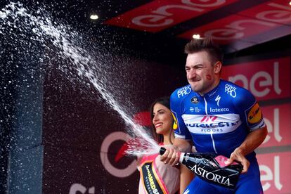 Viviani celebra en el podio el triunfo tras ganar la 13ª etapa del Giro.