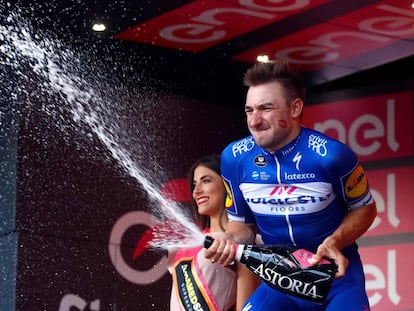 Viviani celebra en el podio el triunfo tras ganar la 13ª etapa del Giro.