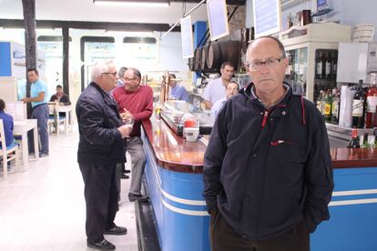 Jaime Ortega, de 65 a?os, en el bar Pescador de la avenida General¨ªsimo Franco. "Para m¨ª est¨¢ bien como est¨¢, y hay mucha gente que piensa como yo pero no lo dice", comenta. Este barquere?o opina que hay otras cosas que requieren m¨¢s atenci¨®n que cambiar el nombre de una calle.