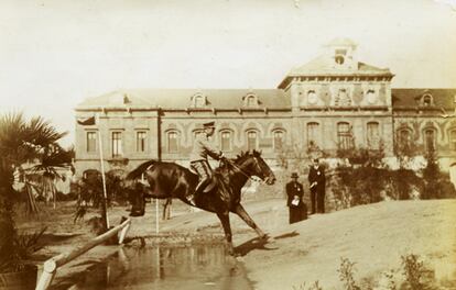 Un caballo con un jinete militar saltando en 1903 en la Plaza de Armas