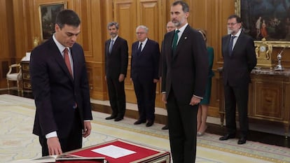 Pedro Sánchez promete ante el rey Felipe VI el cargo de presidente del Gobierno sin presencia de la Biblia y del crucifijo.