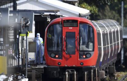 Polic&iacute;as forenses trabajan en el lugar donde se produjo una explosi&oacute;n en el metro de Londres. 