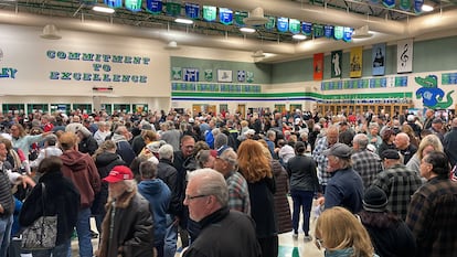 Cientos de simpatizantes de Trump esperan para emitir su voto dentro del instituto Green Valley, de Henderson, Nevada.
