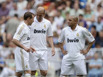 Emilio Butragueño, Zinedine Zidane y Roberto Carlos sonríen durante el partido solidario 'Corazon Classic Match 2012'.