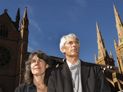 Anthony y Christine Foster, cuyas dos hijas fueron violadas por un sacerdote, piden justicia ante la catedral de St. Mary en Sidney.