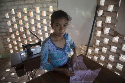 Estela Fabiola, de 15 años, lleva tres meses asistiendo a las clases. Su meta es poder ayudar económicamente a su familia realizando pequeños trabajos de costura a sus vecinos.