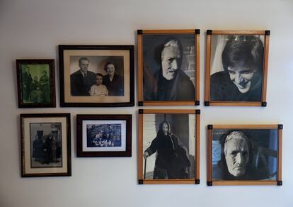 Fotos familiares en el salón de la casa de Julia Soria en La Mallona.