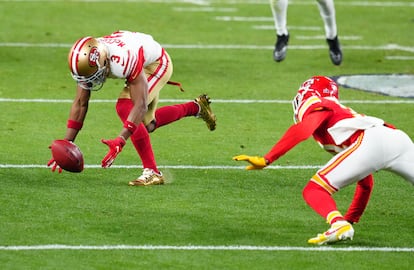 Ray-Ray McCloud, intenta recuperar un despeje fallido contra los Chiefs de Kansas City en la segunda mitad del Super Bowl. 