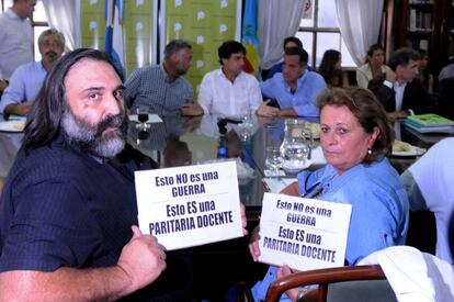 Roberto Baradel (Suteba) y Mirta Petrocini (FEB) muestran carteles durante la discusión salarial en la provincia de Buenos Aires.