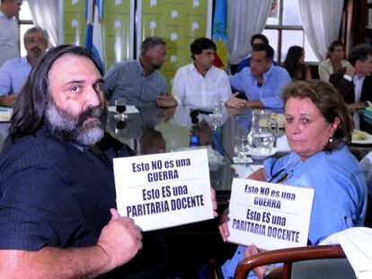 Roberto Baradel (Suteba) y Mirta Petrocini (FEB) muestran carteles durante la discusión salarial en la provincia de Buenos Aires.