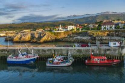 En la bocana del puerto se sitúa el faro de Llanes