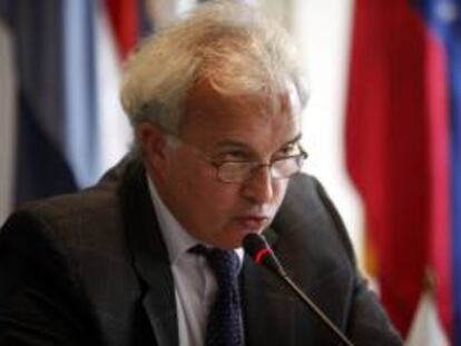 En la imagen, el presidente de la mesa directiva del Parlamento del Mercosur (Parlasur) Rubén Martínez Huelmo. EFE/Archivo