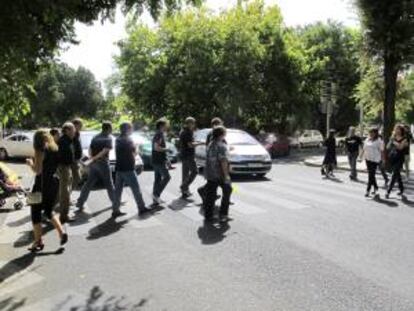 Funcionarios y empleados públicos de Extremadura durante una protesta contra los recortes al sector público, junto a la delegación de la Seguridad Social de Badajoz. EFE/Archivo