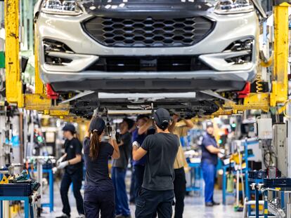 Operarios en la fábrica de Ford en Almussafes.