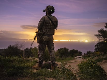 Un legionario del tercio Duque de Alba 2º de la Legión, durante una maniobra en los bosques de Ceuta.