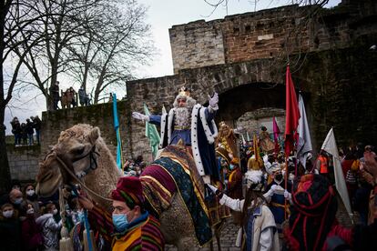 Los Reyes Magos acceden a Pamplona a través del Portal de Francia durante la cabalgata del año pasado.