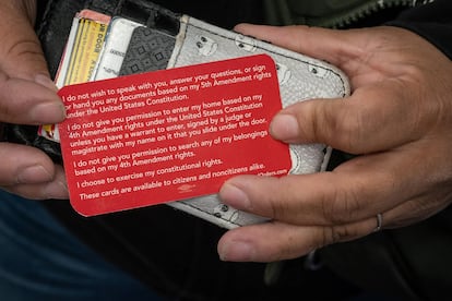 Las Tarjetas Rojas son un documento que contempla cuáles son los derechos de las personas para defenderse en muchas situaciones frente a los agentes de ICE.