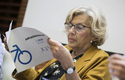 La alcaldesa, Manuela Carmena, durante la presentaci&oacute;n de la ampliaci&oacute;n de Bicimad, este martes. 