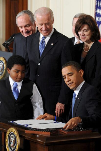 Barack Obama firma la ley de reforma sanitaria en la Casa Blanca.