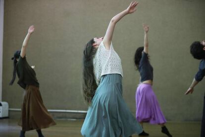 Fotografía del 15 de noviembre de 2017, de un grupo de artistas durante un ensayo de danza contemporánea en Montevideo (Uruguay).