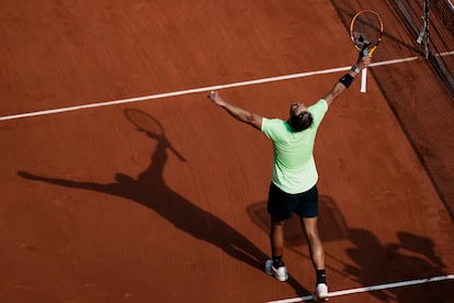 Nadal celebra su victoria contra Schwartzman en la central de París.