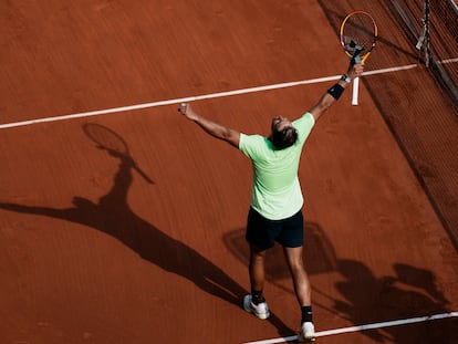 Nadal celebra su victoria contra Schwartzman en la central de París.